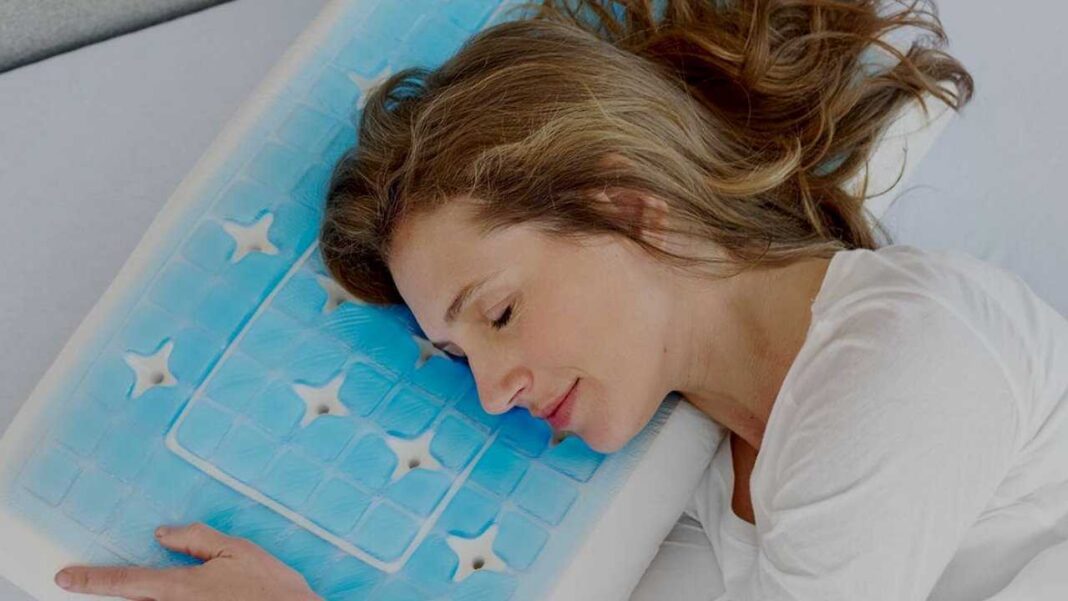 Donna che dorme serena su un cuscino