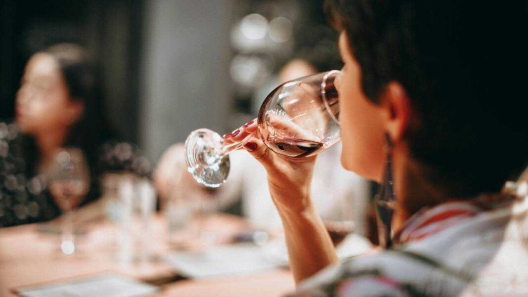 donna che beve un calice di vino