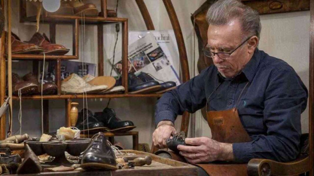 Lucio Picone mentre fa una scarpa