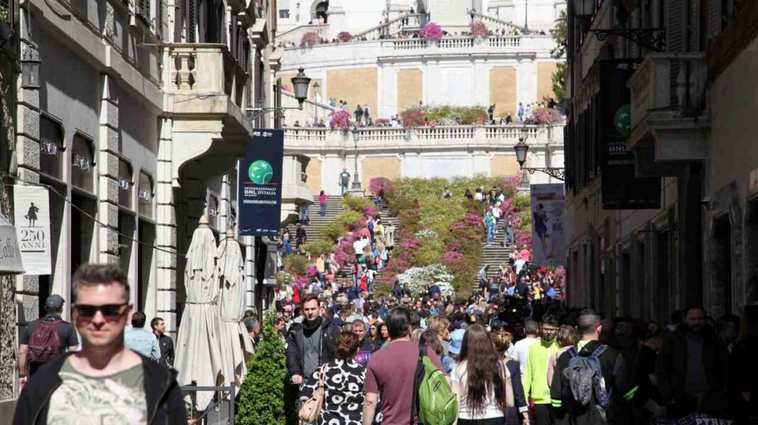 Piazza di Spagna da via dei Condotti