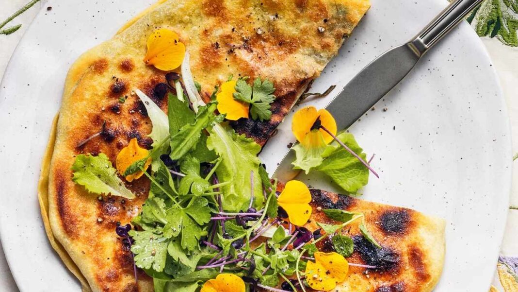 schiacciata alle erbe di campo sul piatto