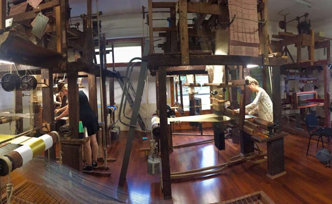 Studenti a lavoro con telai antichi