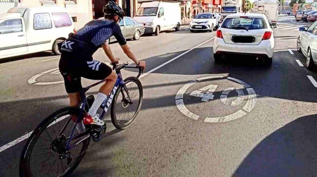 Ciclista con maglia X-Bionic