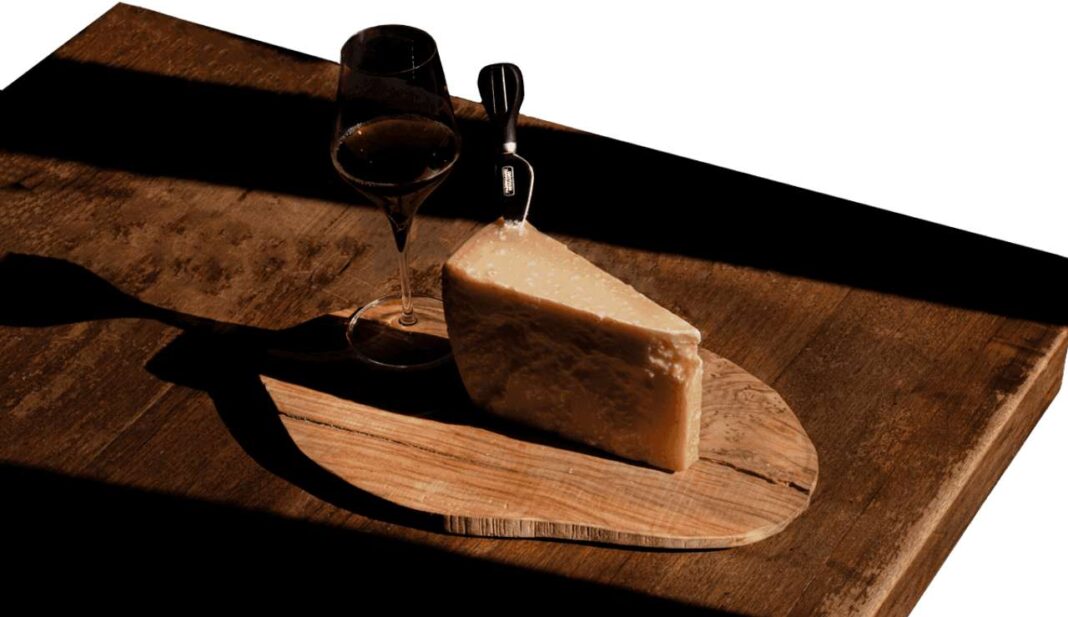 Formagio parmigiano reggiano sul tagliere