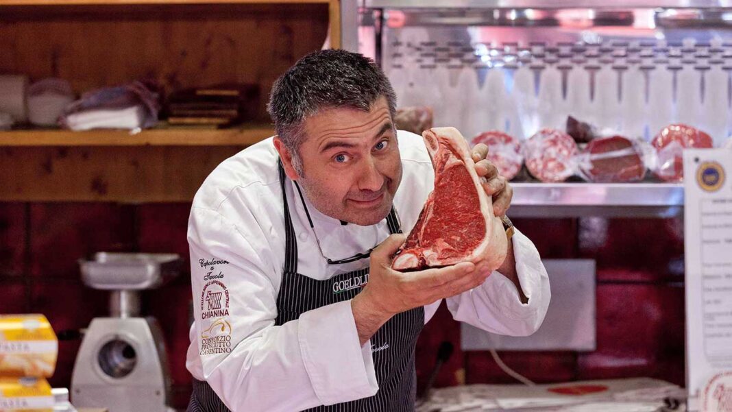 Simone Fracassi con una fiorentina in mano