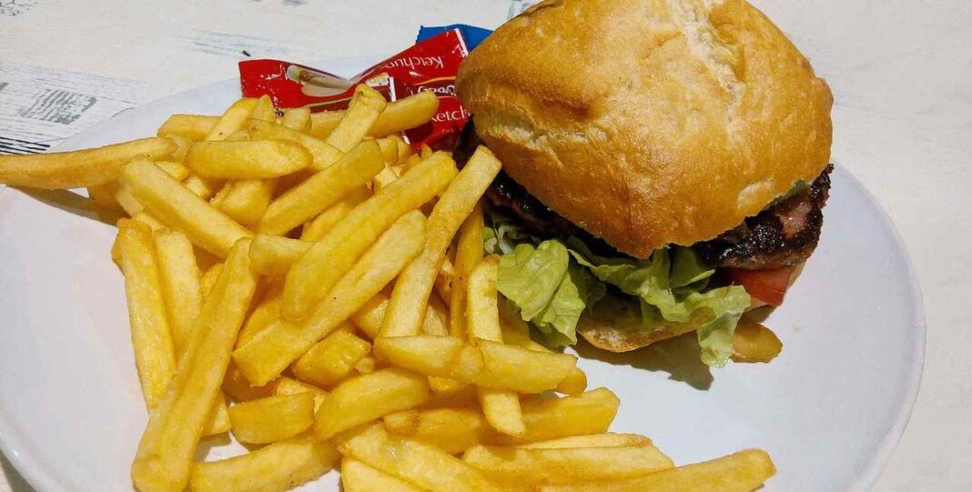 Cibi ultraprocessati: facciamo come con le sigarette: nuocciono gravemente alla salute!