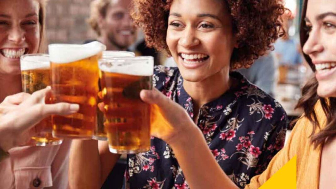 Ragazze bevono birra
