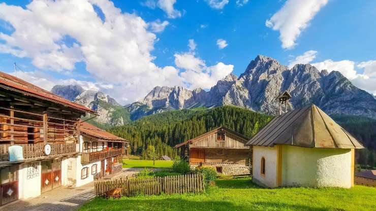 In Italia i piccoli borghi conservano la struttura medievale, un paesaggio naturale e una gastronomia sana e ricca di sapori