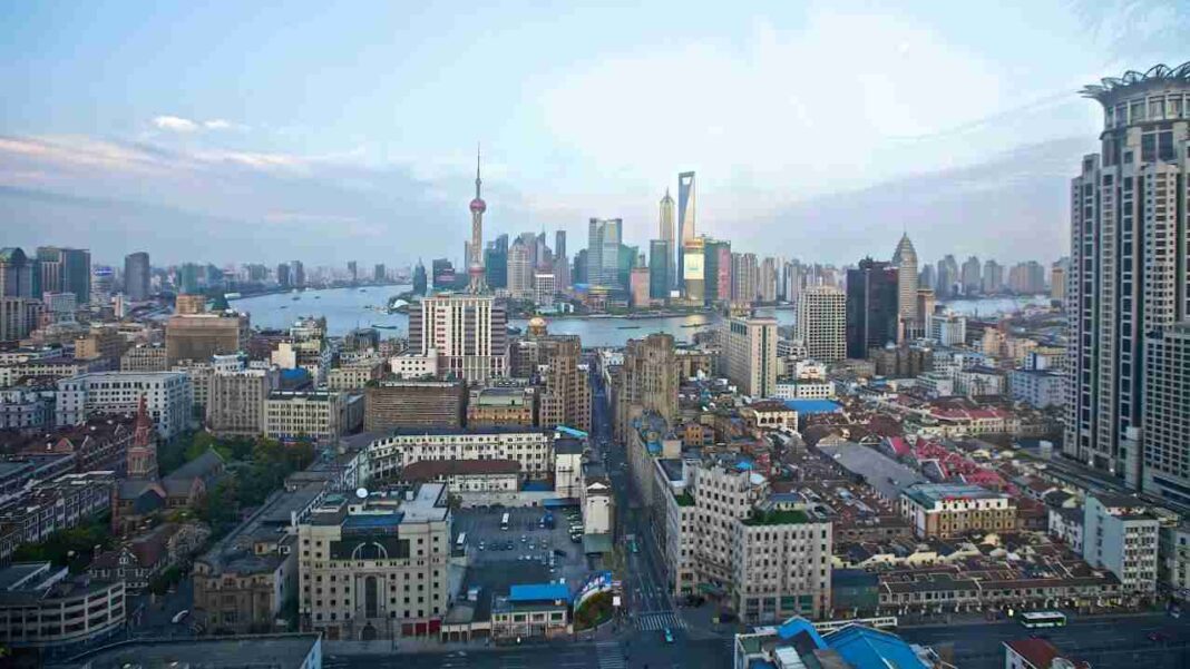 Oriental Pearl Tower è una torre televisiva di Shanghai