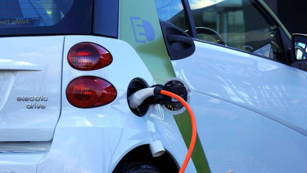Auto elettrica_pexels-mike-bird