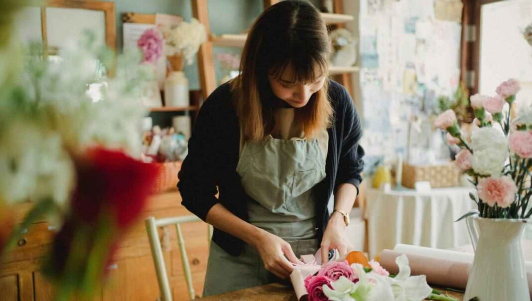 Fioraia_Donna che confeziona un mazzo di fiori