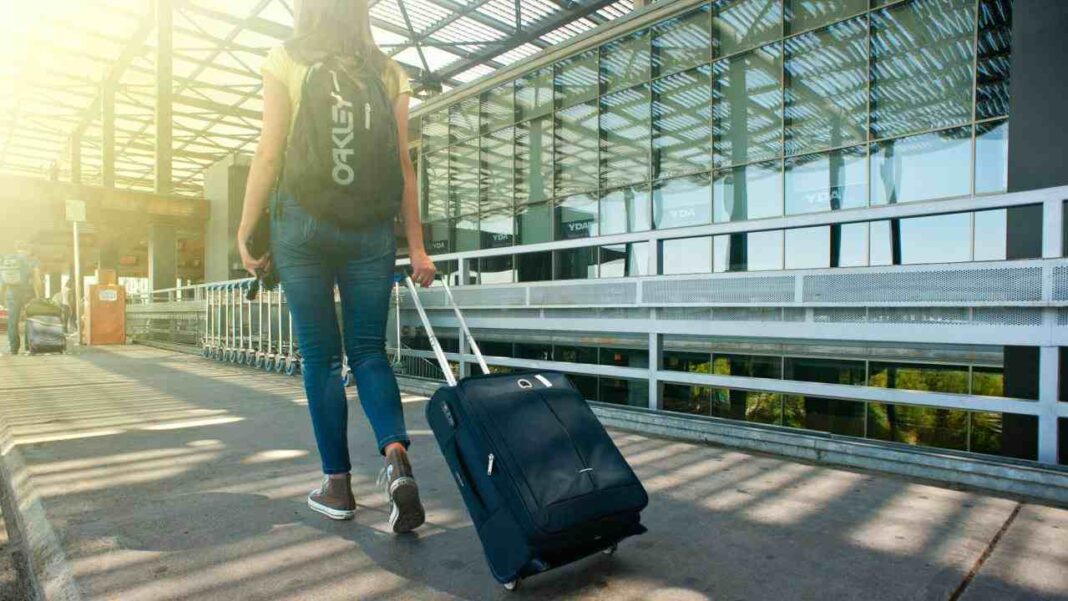 Viaggio_ragazza con bagaglio in aeroporto