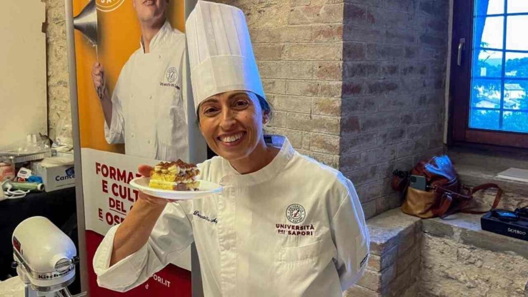 Pasticcera con un trancio di torta in mano
