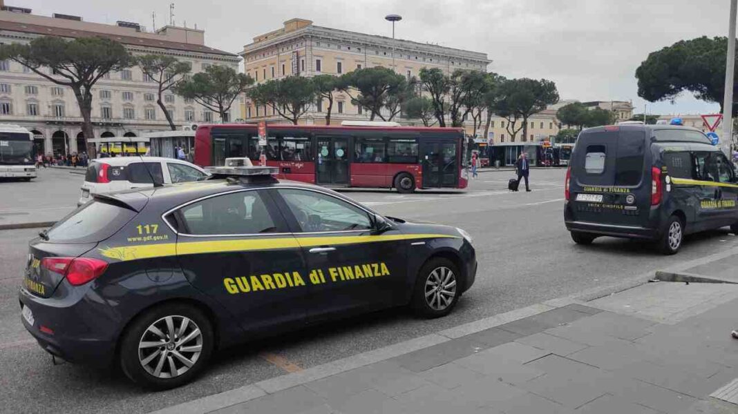 Guardia di Finanza presso piazza dei Cinquecento a Roma